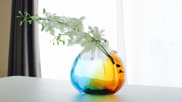 溶け合うようなガラスのカラーと透明感が美しい花瓶