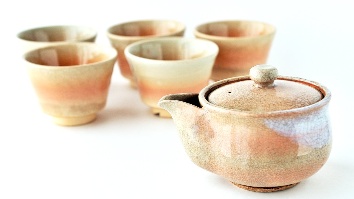 茶器で有名な【萩焼】は柔らかで優しい独特の風合いが特徴 |BECOS 茶器で有名な【萩焼】は柔らかで優しい独特の風合いが特徴 |BECOS
