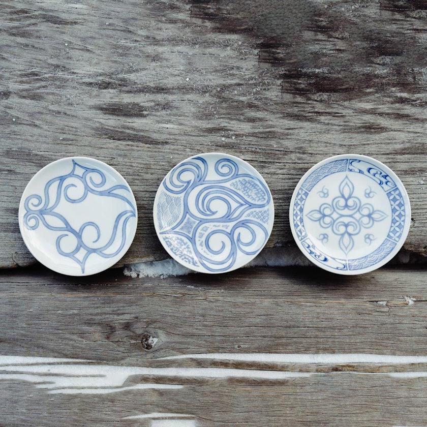 皿｜染付絵皿(4寸) 鰹屋エリカ | アイヌ工芸 | CIKARPE AKAN ｜BECOS