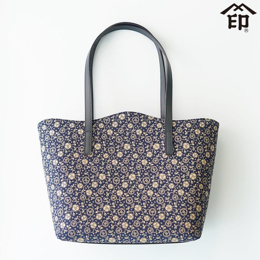 トートバッグ|72手提げ 椿 (紺地×白漆) | 甲州印伝 | 印傳屋 |BECOS