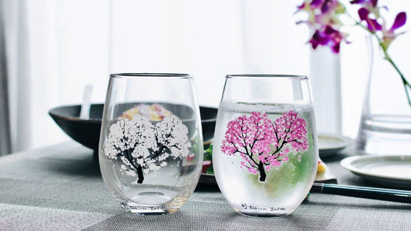 冷たいドリンクで桜の花が咲き誇るペアグラス