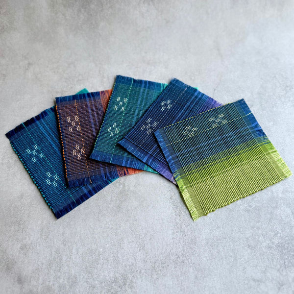 グラデーションが美しい！海の色を表現したみんさー織のコースター（水色）