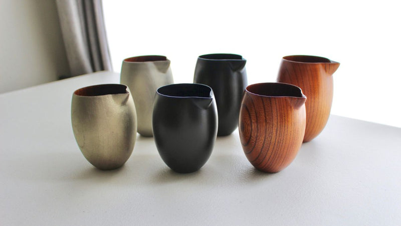 まあるい形があたたかみにあふれた漆器の徳利（欅）
