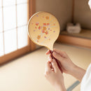 【鏡】きらり 手鏡 | 金沢箔 | 箔一｜使用イメージ（演出・着用）※手作りのため色・風合いは一点ごとに異なります