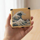 【鏡】箔名画 コンパクトミラー | 金沢箔 | 箔一｜使用イメージ（演出・手持ち）※手作りのため色・風合いは一点ごとに異なります