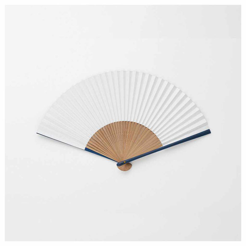 親骨 (両端の太い骨)の色は「青」から「唐木（茶）」に、変更になりました。