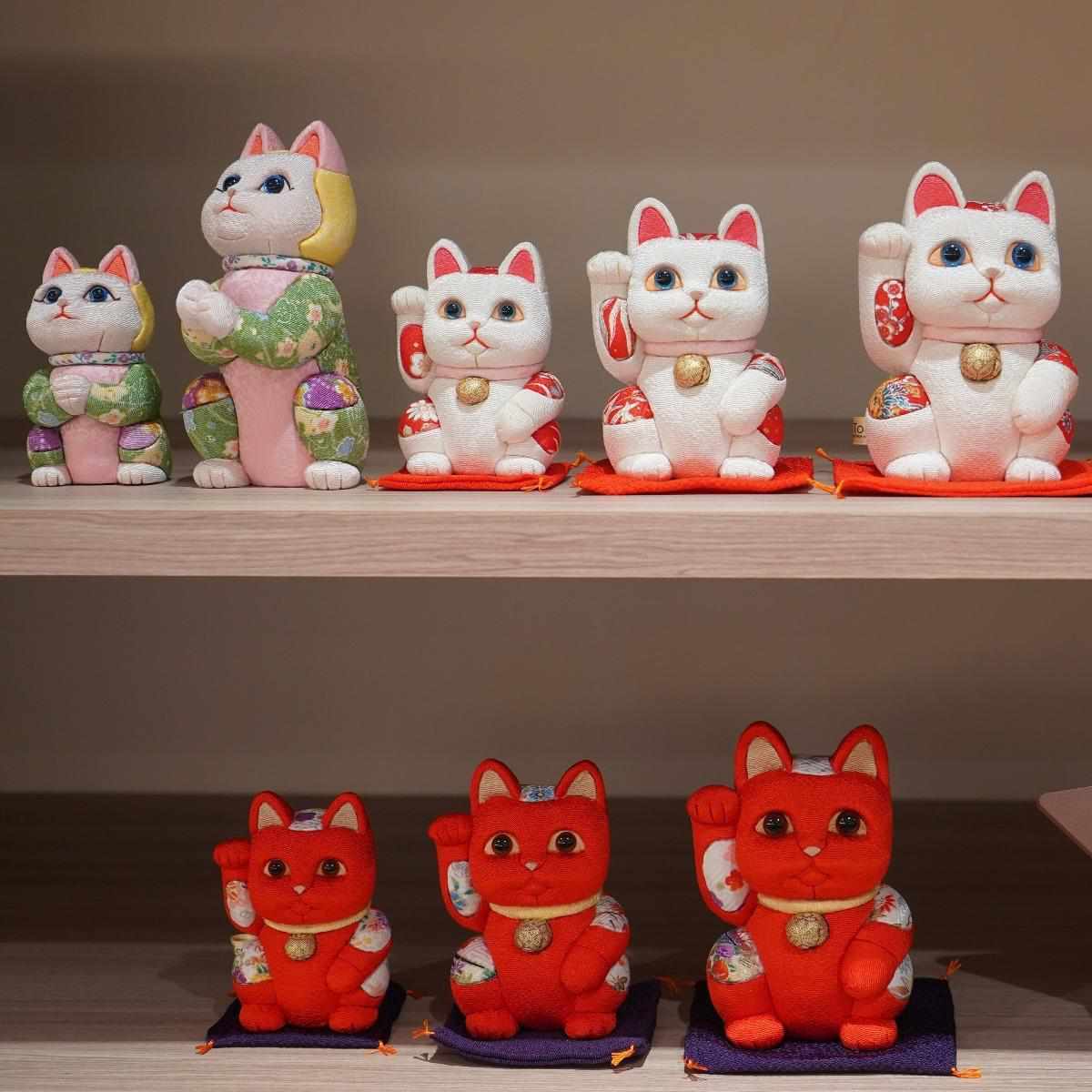 招き猫｜風水 (赤) 生命力 無病息災 | 江戸木目込み | 柿沼人形 ｜BECOS