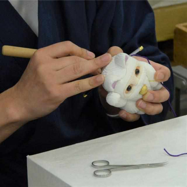 招き猫｜金襴 S (白) | 江戸木目込み | 柿沼人形 ｜BECOS