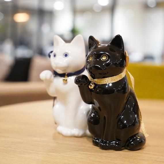 【招き猫】へそくりの招き猫 壱号 白 (中) | 肥前吉田焼 | Kata Koto
