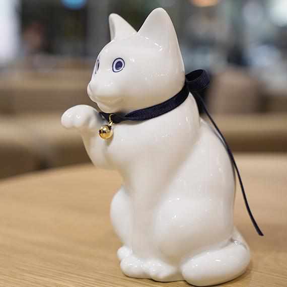 【招き猫】へそくりの招き猫 壱号 白 (中) | 肥前吉田焼 | Kata Koto