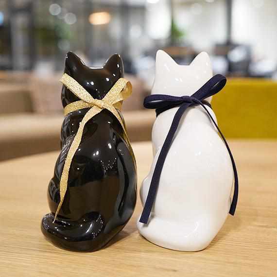 【招き猫】へそくりの招き猫 壱号 白 (中) | 肥前吉田焼 | Kata Koto
