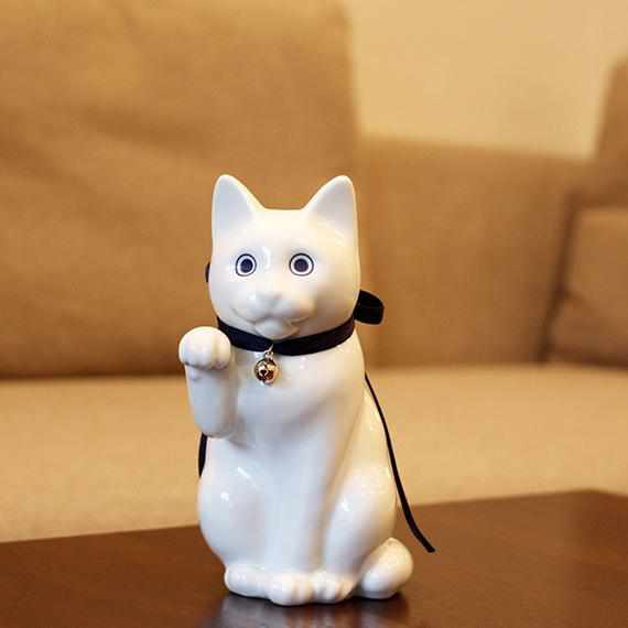 【招き猫】へそくりの招き猫 壱号 白 (中) | 肥前吉田焼 | Kata Koto