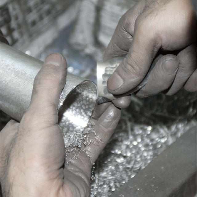 【ぐい呑】紀州軽仕上げ腰丸 金魚 黒 | 大阪浪華錫器