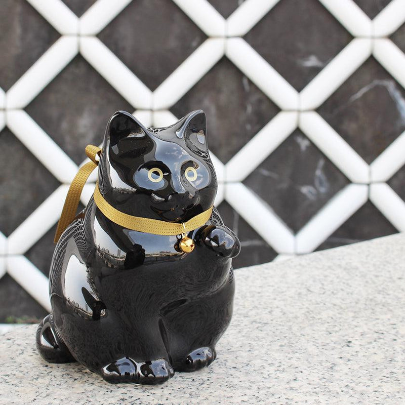 【招き猫】へそくりの招き猫 弍号 黒丸 | 肥前吉田焼 | Kata Koto