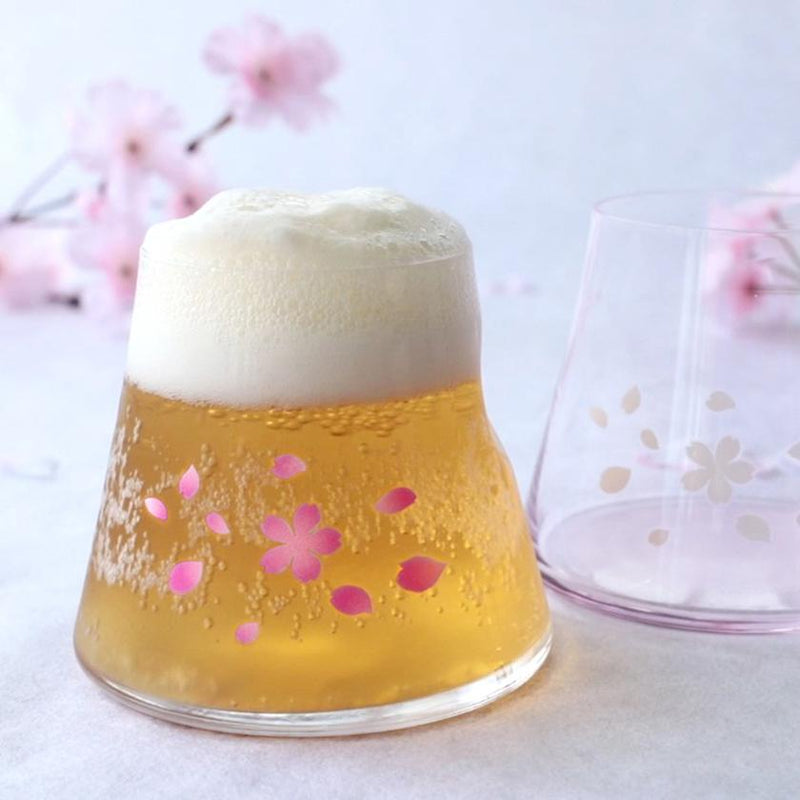 丸モ高木陶器の冷感桜舞 富士山 宝永グラス ピンク。ビールの泡が富士山の冠雪、桜がピンクに色づく