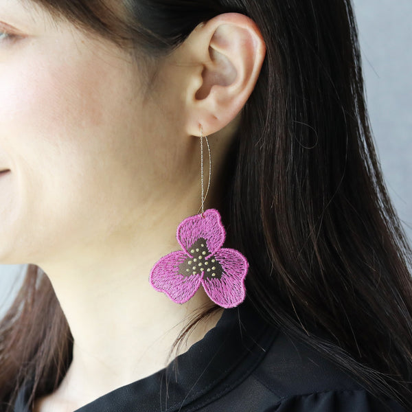 芸術の秋☻珍しくピンクのお花とレディのピアス ピアス｜tint パンジー ピンク | 京友禅 | Morphosphere ｜BECOS