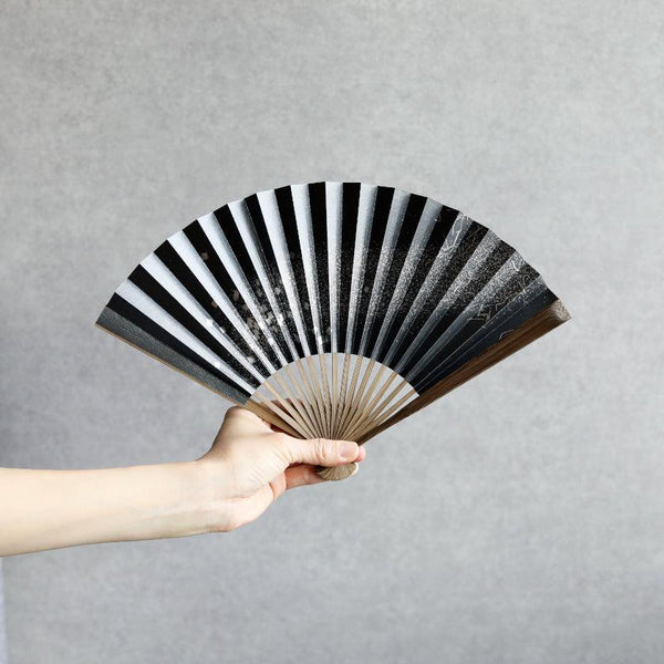 【扇子】箔図 天の川 黒 唐木骨 7寸 | 京扇子 | 米原康人