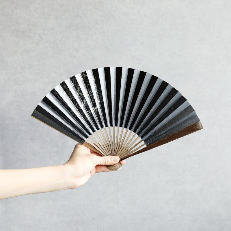 【扇子】箔図 氣 黒 唐木骨 7寸 | 京扇子 | 米原康人