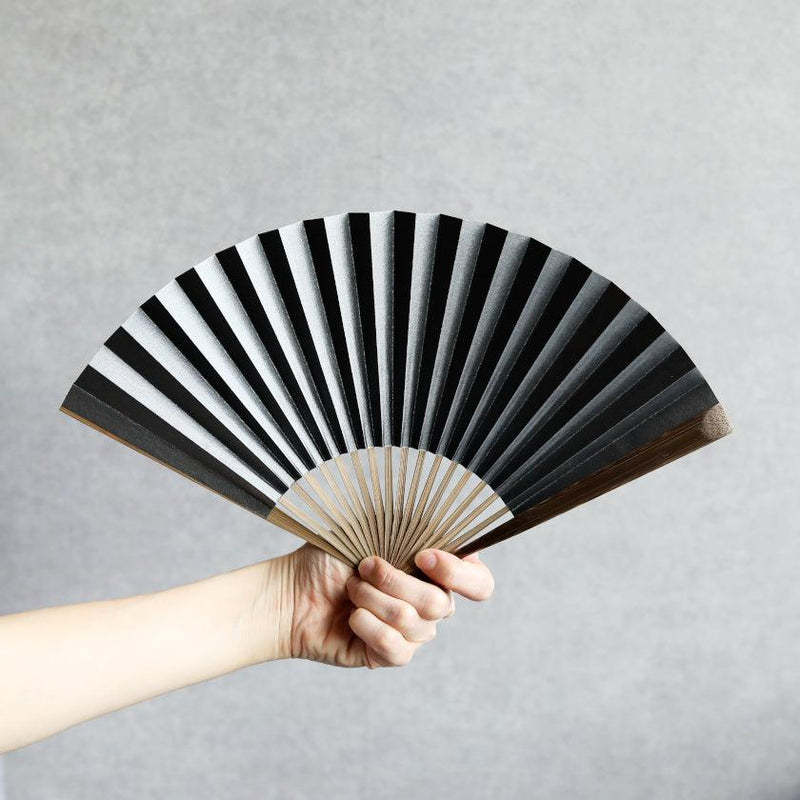 【扇子】箔図 氣 黒 唐木骨 7寸 | 京扇子 | 米原康人
