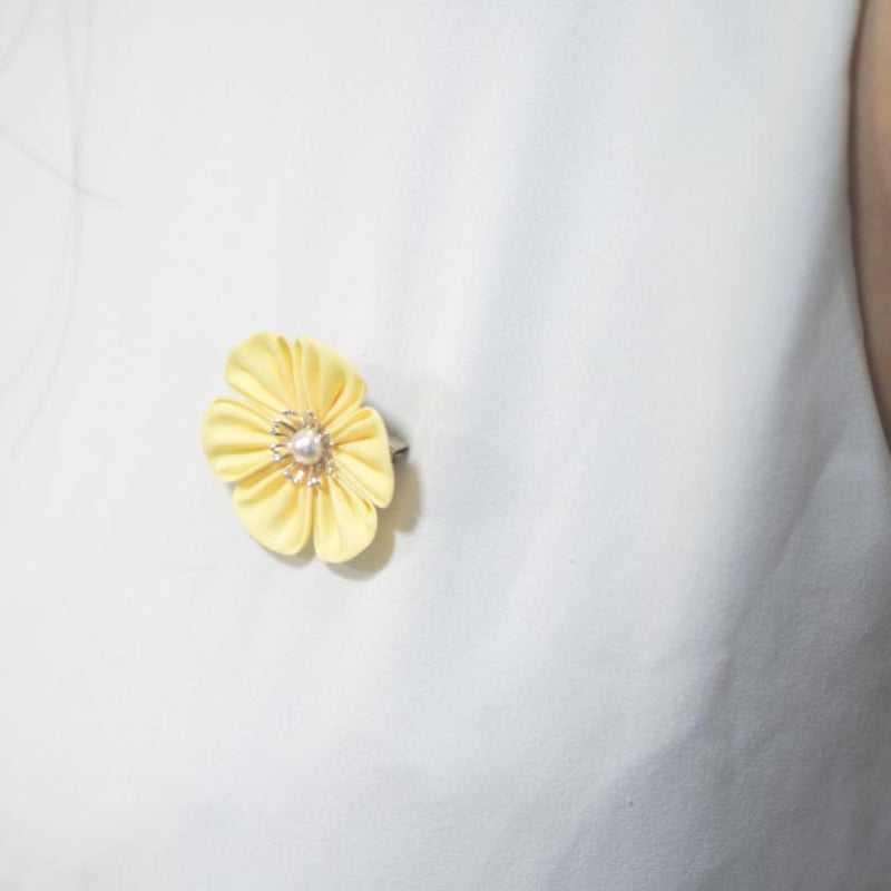 【アクセサリー】イエロー (ハットピンブローチ、ブローチ、ノンホールピアス、ヘアクリップ 4点セット ) | つまみ細工