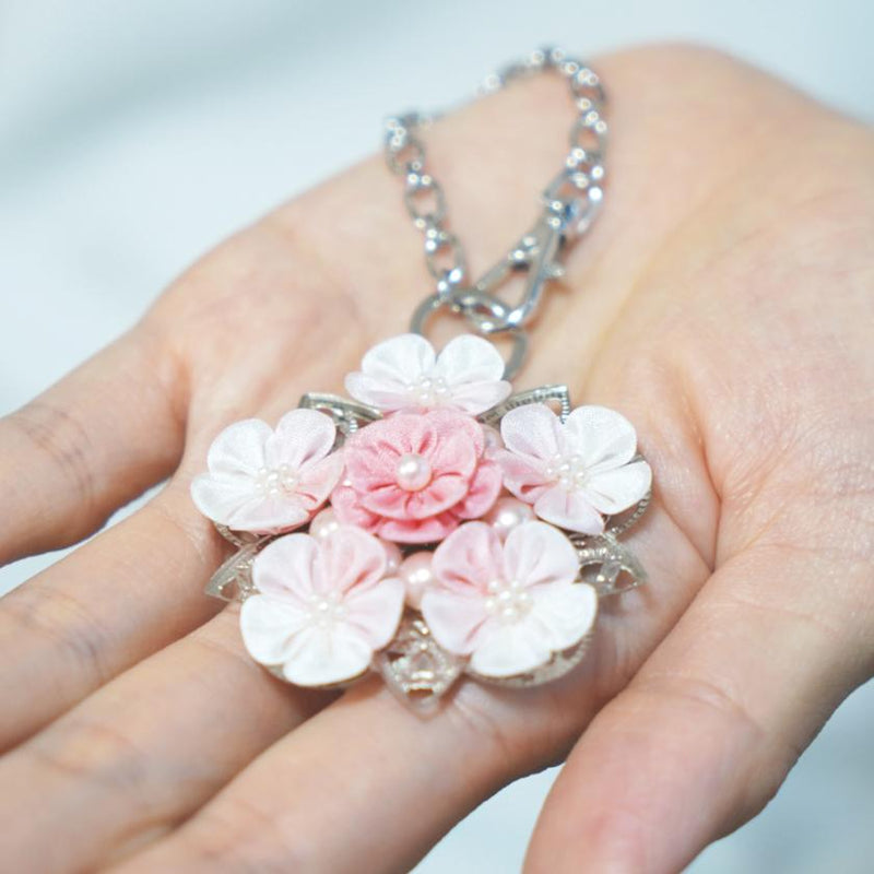 【アクセサリー】ベビーピンク (バレッタ、ブローチ、ピアス、バッグチャーム 4点セット ) | つまみ細工