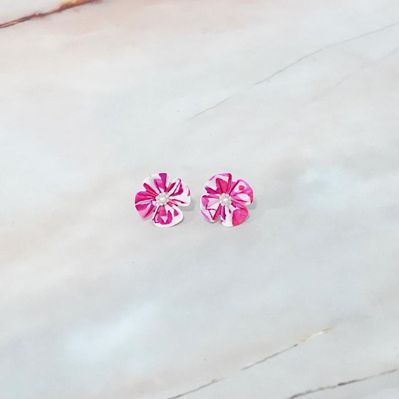 【アクセサリー】リバティプリント柄 (丸ブローチ、4弁花ブローチ、ピアス、ペンダント ： 4点セット ) | つまみ細工