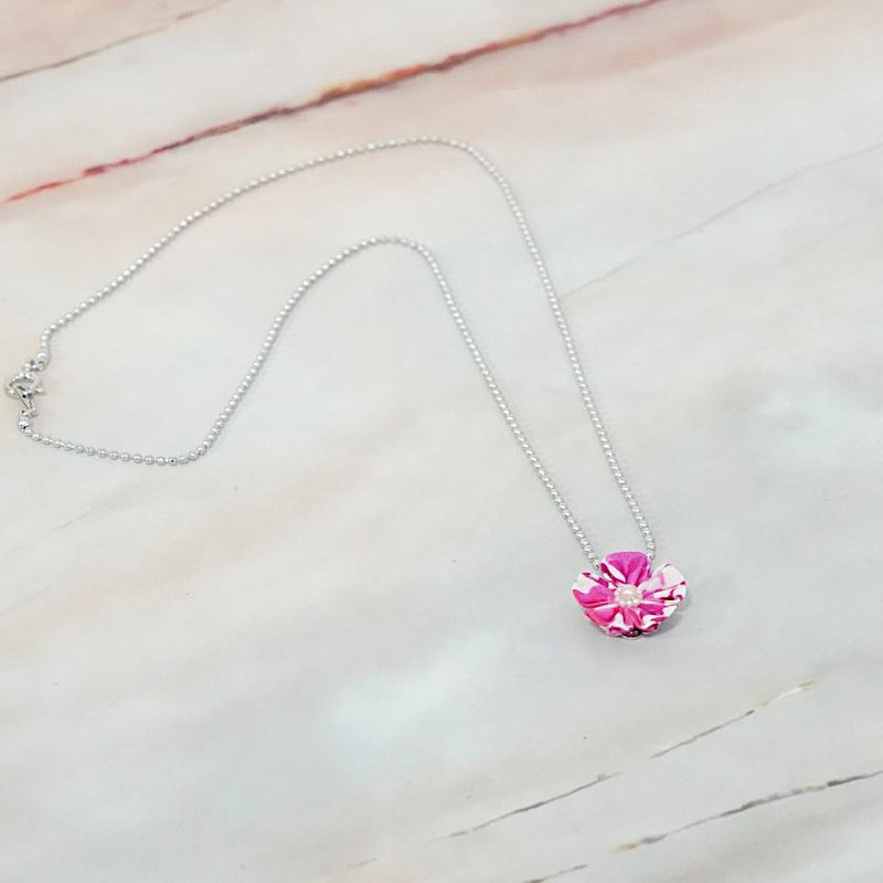 【アクセサリー】リバティプリント柄 (丸ブローチ、4弁花ブローチ、ピアス、ペンダント ： 4点セット ) | つまみ細工