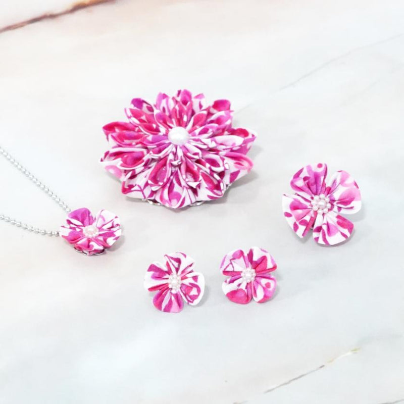 【アクセサリー】リバティプリント柄 (丸ブローチ、4弁花ブローチ、ピアス、ペンダント ： 4点セット ) | つまみ細工