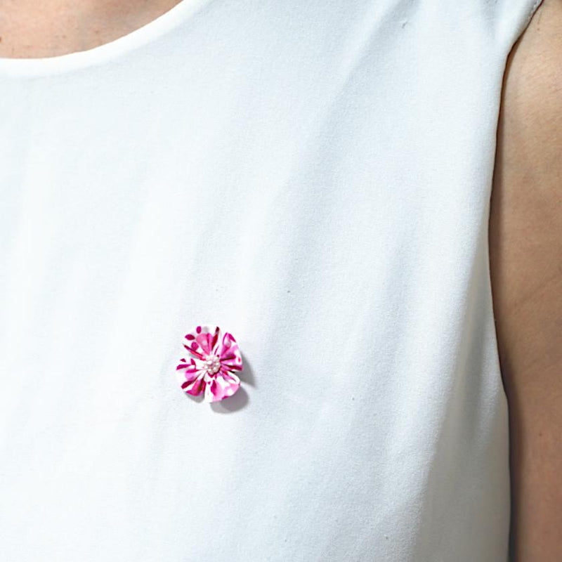 【アクセサリー】リバティプリント柄 (丸ブローチ、4弁花ブローチ、ピアス、ペンダント ： 4点セット ) | つまみ細工
