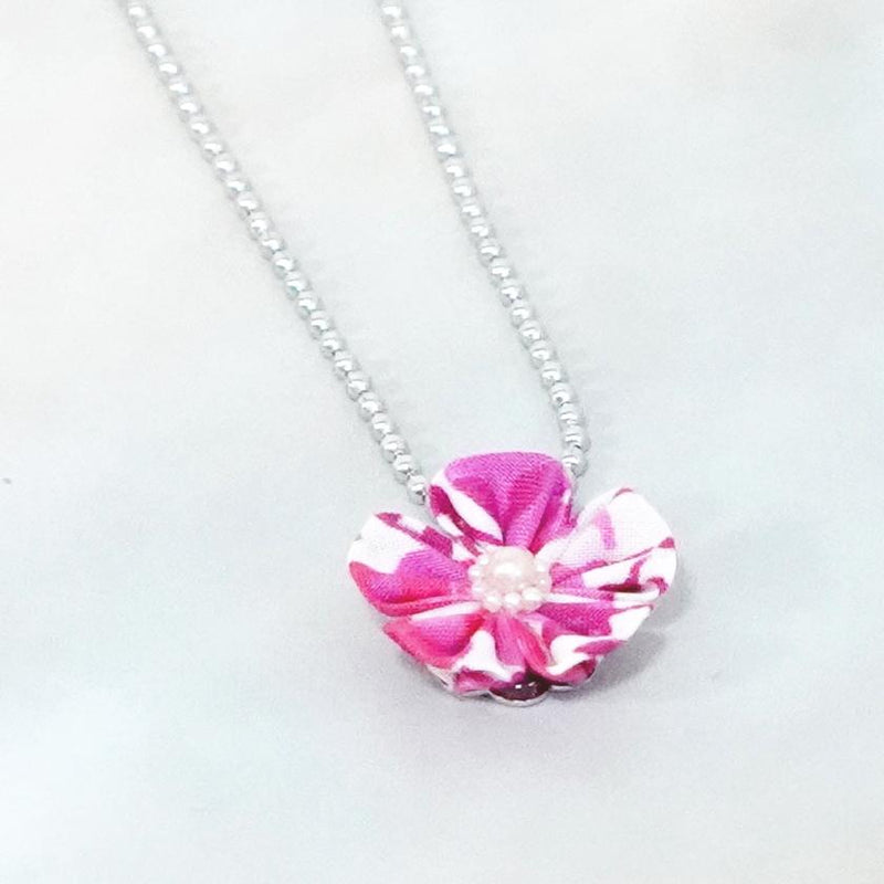【アクセサリー】リバティプリント柄 (丸ブローチ、4弁花ブローチ、ピアス、ペンダント ： 4点セット ) | つまみ細工