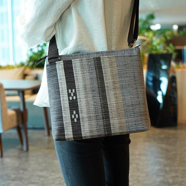 【トラベルショルダー】綾羽 (グレー茶) | 八重山みんさー織り |あざみ屋