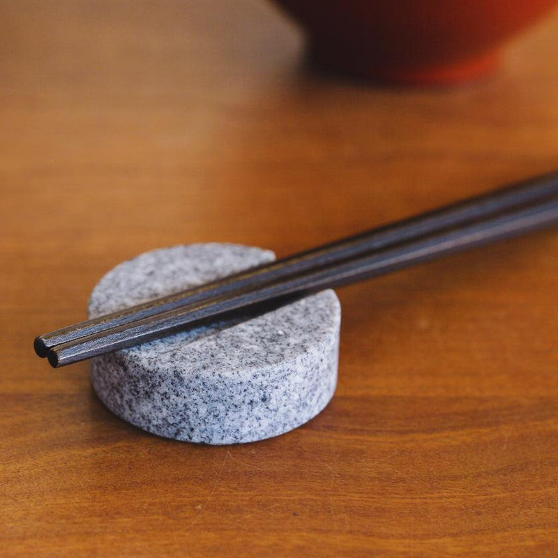 【箸置き】香川県から 庵治石の はじめての箸置き | “0歳からの伝統ブランドaeru”