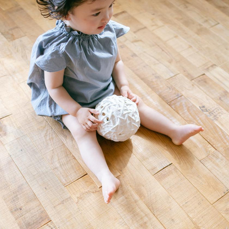 【おもちゃ】愛媛県から 手漉き和紙の ボール | “0歳からの伝統ブランドaeru”