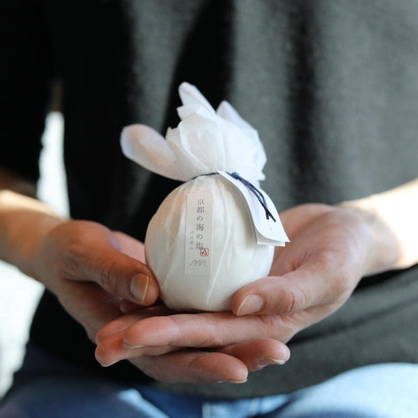 【バスボム】京都の海の塩 1個 | 琴引の塩(R) | アトリエ アストルフォン