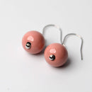 両耳用のピアスです。