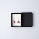 両耳用のピアスです。