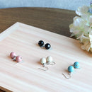 両耳用のピアスです。