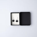 両耳用のピアスです。