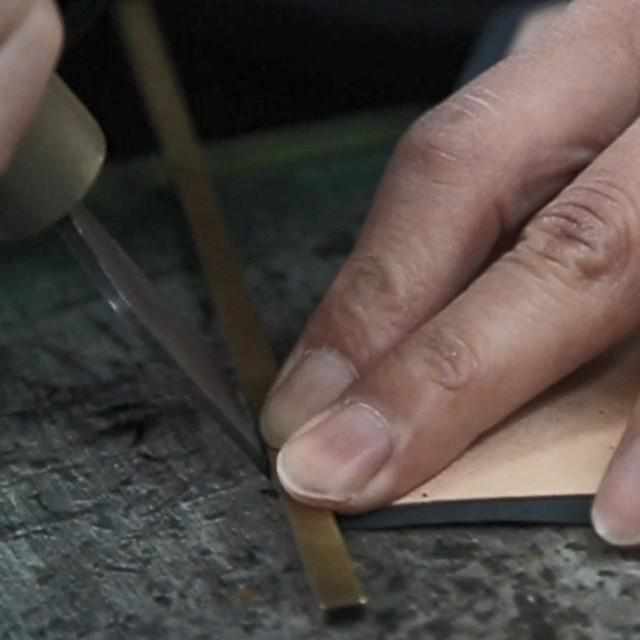 【長財布】ラウンドファスナー (硯・型押し) | 松阪牛革 | バンビ
