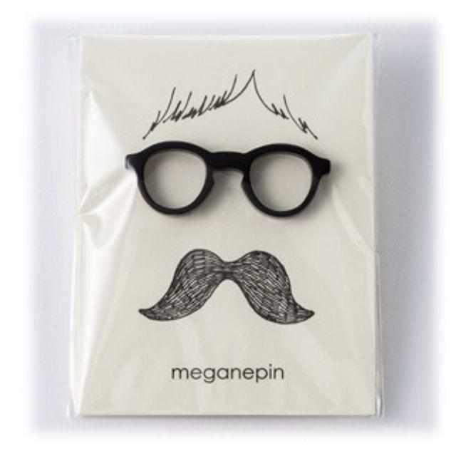 【ピンバッチ】ラペルピン・メガネホルダーになるピンバッチ megane pin (ホワイト) | 鯖江の眼鏡 | 匠市