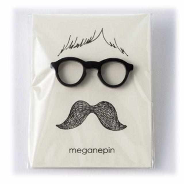 【ピンバッチ】ラペルピン・メガネホルダーになるピンバッチ megane pin (ブラック) | 鯖江の眼鏡 | 匠市