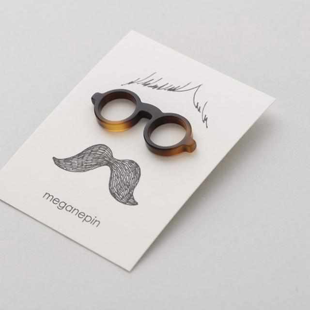 【ピンバッチ】ラペルピン・メガネホルダーになるピンバッチ megane pin (ブラック) | 鯖江の眼鏡 | 匠市