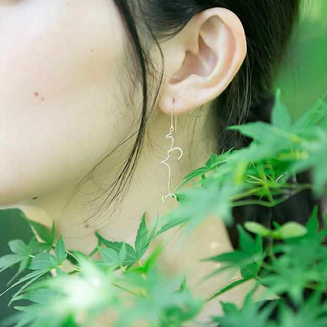 【ピアス】うつくしい ゴールド (K10) 片耳 | ひらがなアクセサリー | SAORI KUNIHIRO